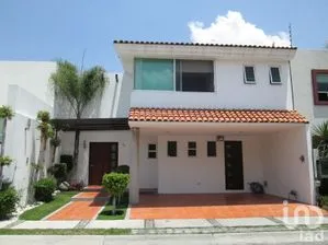 NEX-253301 - Casa en Renta, con 3 recamaras, con 2 baños, con 265 m2 de construcción.