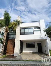 NEX-256517 - Casa en Renta, con 4 recamaras, con 4 baños, con 194 m2 de construcción.