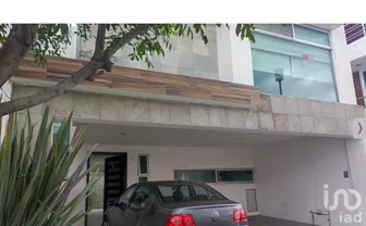 NEX-259341 - Casa en Renta, con 3 recamaras, con 3 baños, con 260 m2 de construcción.