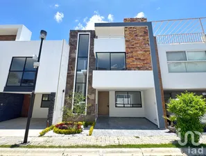 NEX-260321 - Casa en Renta, con 4 recamaras, con 4 baños, con 266 m2 de construcción.