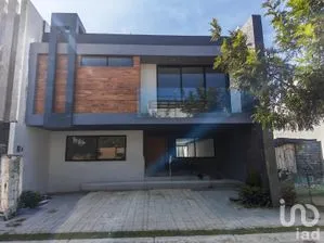 NEX-264469 - Casa en Venta, con 5 recamaras, con 6 baños, con 355 m2 de construcción.