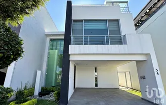 NEX-292807 - Casa en Renta, con 3 recamaras, con 3 baños, con 230 m2 de construcción en Lomas de Angelópolis II, CP 72830, Puebla.