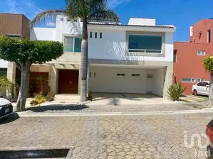 NEX-295020 - Casa en Renta, con 3 recamaras, con 3 baños, con 306 m2 de construcción en Lomas de Angelópolis, CP 72830, Puebla.
