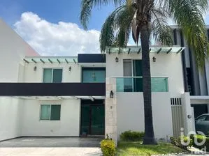 NEX-300362 - Casa en Renta, con 5 recamaras, con 5 baños, con 350 m2 de construcción.