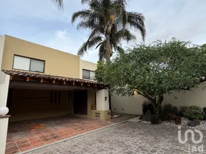 NEX-303829 - Casa en Venta, con 3 recamaras, con 4 baños, con 277 m2 de construcción.