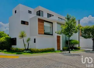 NEX-306646 - Casa en Renta, con 4 recamaras, con 4 baños, con 338 m2 de construcción.