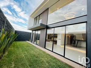 NEX-307210 - Casa en Renta, con 4 recamaras, con 4 baños, con 370 m2 de construcción.