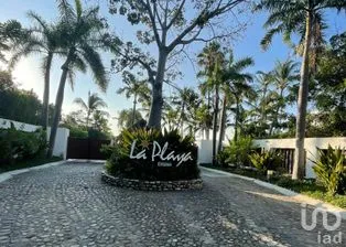 NEX-305035 - Casa en Venta, con 4 recamaras, con 4 baños, con 460 m2 de construcción.