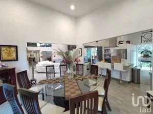 NEX-239095 - Casa en Venta, con 5 recamaras, con 4 baños, con 527 m2 de construcción.