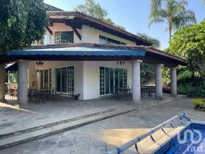 NEX-257975 - Casa en Venta, con 3 recamaras, con 4 baños, con 561 m2 de construcción.