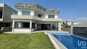 NEX-234419 - Casa en Venta, con 4 recamaras, con 4 baños, con 375 m2 de construcción.