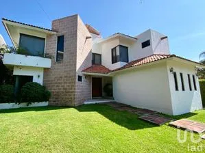 NEX-241019 - Casa en Venta, con 4 recamaras, con 4 baños, con 320 m2 de construcción.