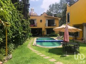 NEX-296577 - Casa en Venta, con 3 recamaras, con 5 baños, con 307 m2 de construcción en Chamilpa, CP 62210, Morelos.