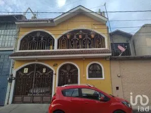 NEX-193781 - Casa en Venta, con 4 recamaras, con 3 baños, con 300 m2 de construcción en Las Mandarinas, CP 37419, Guanajuato.