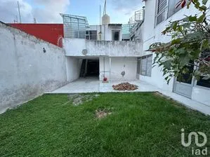 NEX-214691 - Casa en Venta, con 6 recamaras, con 3 baños, con 431 m2 de construcción.