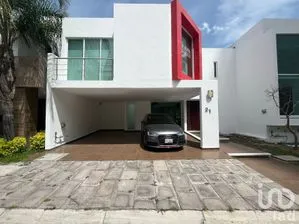 NEX-220034 - Casa en Renta, con 3 recamaras, con 3 baños, con 237 m2 de construcción.