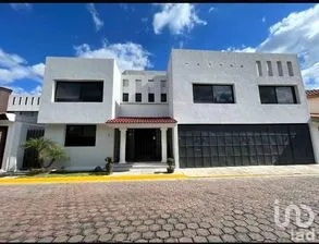 NEX-248678 - Casa en Venta, con 3 recamaras, con 4 baños, con 434 m2 de construcción.