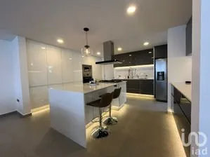 NEX-300952 - Casa en Venta, con 4 recamaras, con 4 baños, con 450 m2 de construcción.