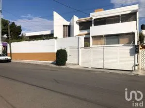 NEX-196698 - Casa en Venta, con 4 recamaras, con 3 baños, con 960 m2 de construcción.