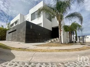 NEX-191916 - Casa en Venta, con 3 recamaras, con 3 baños, con 330 m2 de construcción.