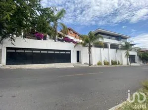 NEX-192815 - Casa en Venta, con 3 recamaras, con 3 baños, con 462 m2 de construcción.
