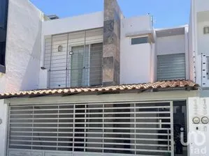 NEX-205271 - Casa en Venta, con 3 recamaras, con 2 baños, con 181 m2 de construcción.