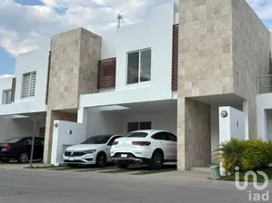 NEX-249791 - Casa en Venta, con 4 recamaras, con 3 baños, con 250 m2 de construcción.