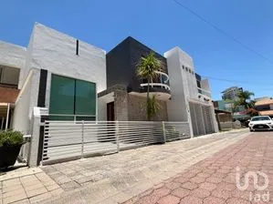 NEX-300768 - Casa en Renta, con 3 recamaras, con 2 baños, con 300 m2 de construcción.