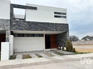 NEX-300832 - Casa en Renta, con 4 recamaras, con 3 baños, con 217 m2 de construcción.