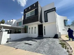 NEX-307399 - Casa en Renta, con 3 recamaras, con 2 baños, con 200 m2 de construcción.