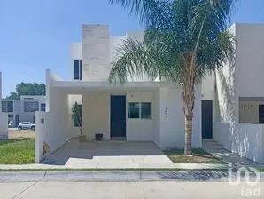 NEX-307401 - Casa en Renta, con 3 recamaras, con 3 baños, con 160 m2 de construcción.