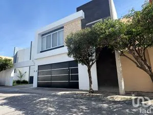 NEX-307403 - Casa en Renta, con 3 recamaras, con 3 baños, con 180 m2 de construcción.