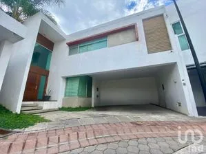 NEX-307453 - Casa en Renta, con 3 recamaras, con 3 baños, con 370 m2 de construcción.