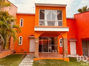 NEX-243008 - Casa en Venta, con 3 recamaras, con 1 baño, con 100 m2 de construcción.