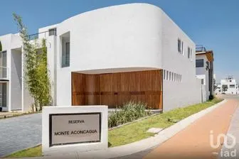 NEX-188490 - Casa en Venta, con 4 recamaras, con 4 baños, con 165 m2 de construcción.
