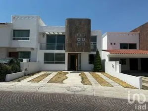 NEX-205952 - Casa en Venta, con 3 recamaras, con 3 baños, con 306 m2 de construcción en Cumbres del Lago, CP 76230, Querétaro.
