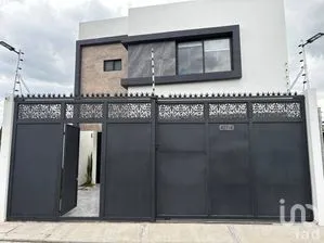 NEX-303704 - Casa en Venta, con 4 recamaras, con 4 baños, con 190 m2 de construcción.