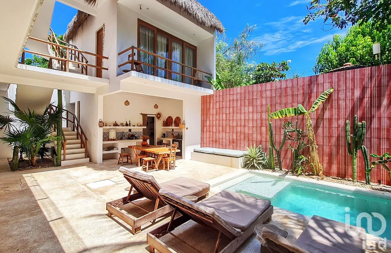 Casa en Venta en Punta de Zicatela, Santa María Colotepec, Oaxaca | NEX-248513 | iad México | Foto 1 de 27