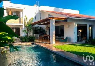 NEX-286178 - Casa en Venta, con 4 recamaras, con 4 baños, con 326 m2 de construcción en Bacocho, CP 71983, Oaxaca.