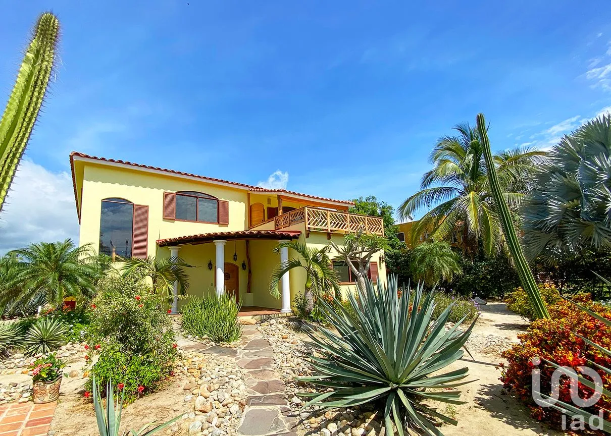 Casa en Venta en Laguna Encantada, Santa María Colotepec, Oaxaca | NEX-286179 | iad México | Foto 2 de 16