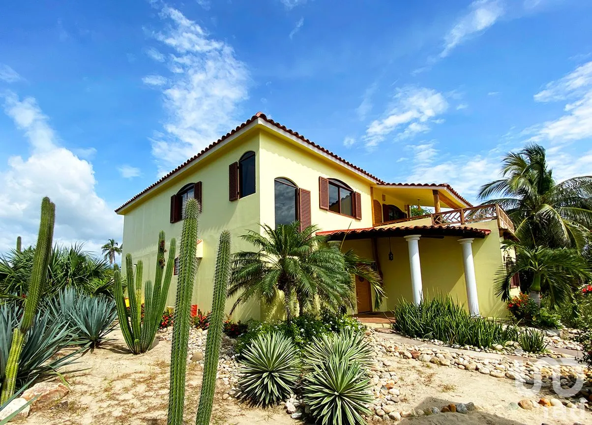 Casa en Venta en Laguna Encantada, Santa María Colotepec, Oaxaca | NEX-286179 | iad México | Foto 1 de 16