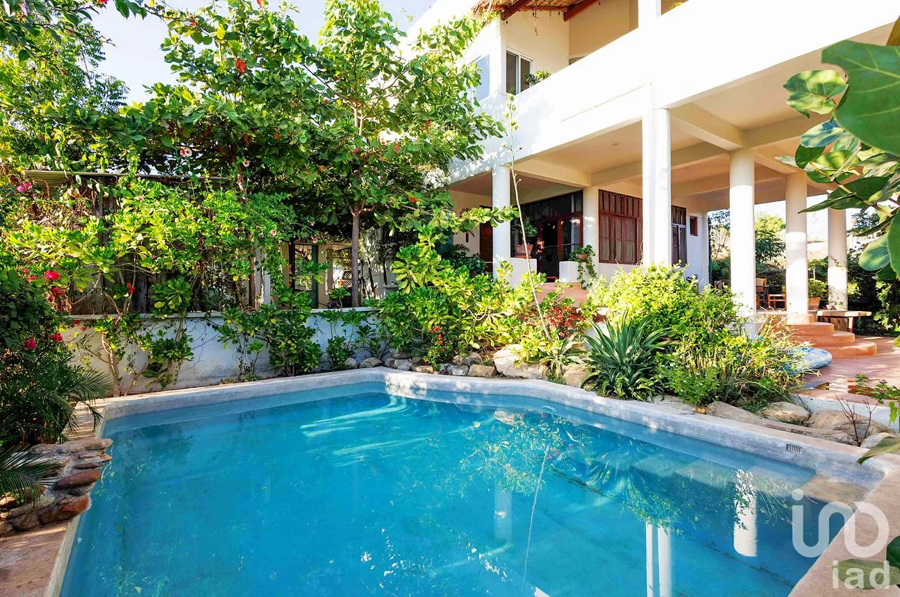 Casa en Venta en Puerto Escondido Centro, San Pedro Mixtepec -Dto. 22 -, Oaxaca | NEX-292698 | iad México | Foto 2 de 57