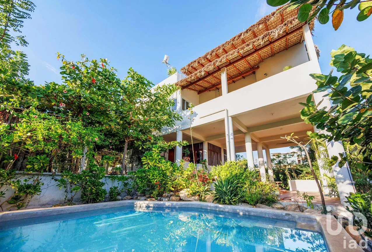 Casa en Venta en Puerto Escondido Centro, San Pedro Mixtepec -Dto. 22 -, Oaxaca | NEX-292698 | iad México | Foto 1 de 57