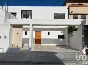 NEX-198193 - Casa en Venta, con 3 recamaras, con 2 baños, con 135 m2 de construcción en Supermanzana 51, CP 77533, Quintana Roo.
