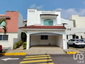 NEX-261624 - Casa en Venta, con 3 recamaras, con 2 baños, con 300 m2 de construcción.