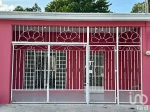 NEX-238508 - Casa en Renta, con 3 recamaras, con 2 baños, con 170 m2 de construcción en Itzaes, CP 97000, Yucatán.