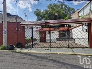 NEX-236103 - Casa en Venta, con 4 recamaras, con 3 baños, con 280 m2 de construcción.
