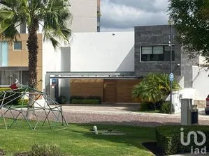 NEX-307811 - Casa en Venta, con 3 recamaras, con 4 baños, con 310 m2 de construcción.