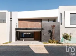 NEX-247407 - Casa en Venta, con 5 recamaras, con 5 baños, con 375 m2 de construcción.