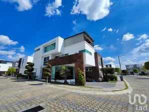 NEX-293561 - Casa en Venta, con 4 recamaras, con 4 baños, con 397 m2 de construcción.